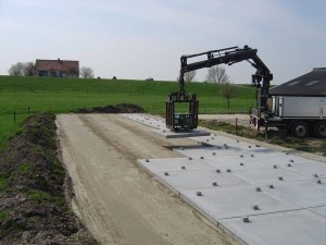 Sleufsilo bouwen Fahrsilo bauen | Leveren en leggen betonplaten voor sleufsilo