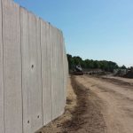 Stützmauern platzieren mit LKW | De Keij