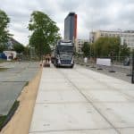 Tijdelijke terreinverharding voor krattenbrug bij TU Delft