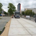 Betonplatten verlegen | Temporäre Betonpflaster Bierkastenbrücke | De Keij