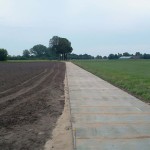 Kavelpad met betonplaten 300x120x.12 en afwerking met zand