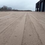 Egaliseren zandbaan betonplaat verharding | De Keij