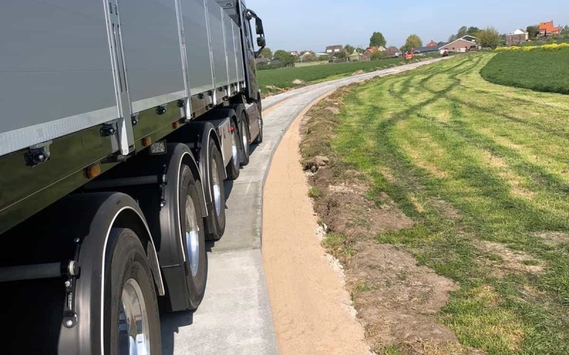 Ländlicher Wegebau mit Betonplatten | De Keij