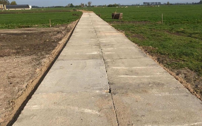 Betonweg mit Gebrauchten Betonplatten | De Keij