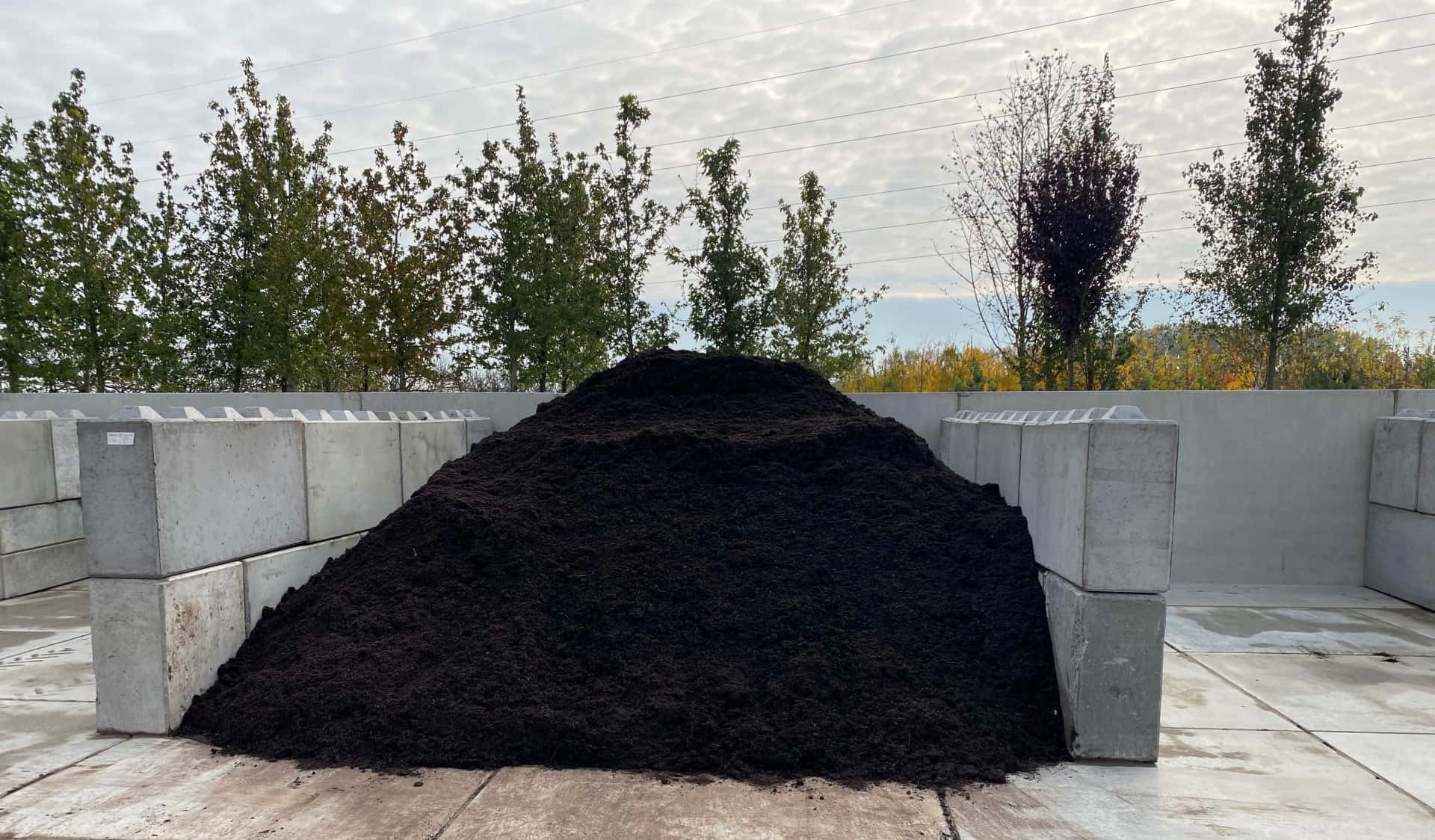 Lagerung von Blumenerde | Betonplatten 200x200 cm | De Keij