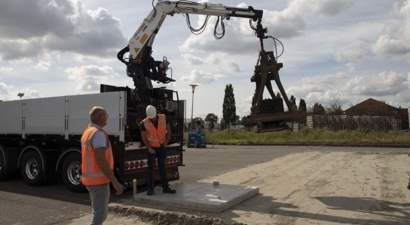 Betonplatten platzieren als Betonpflaster | De Keij