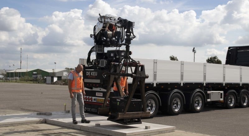 Betonplatten verlegen mit LKW | De Keij