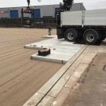 Betonplaten verlegen mit LKW | Betonplatten befahrbar