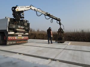 Betonplaten 200x200 cm leggen bij containerveld | De Keij