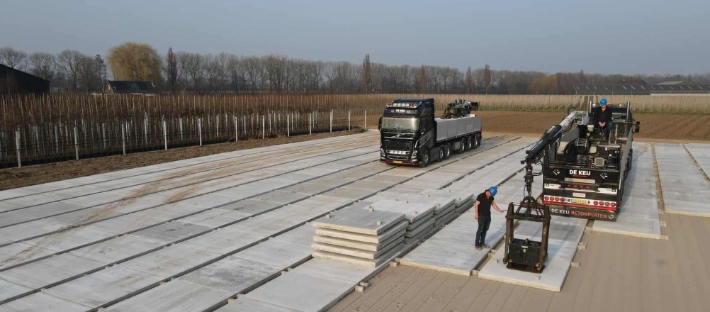 Betonplaten plaatsen | Containerveld | Pottenveld | De Keij Betonplaten