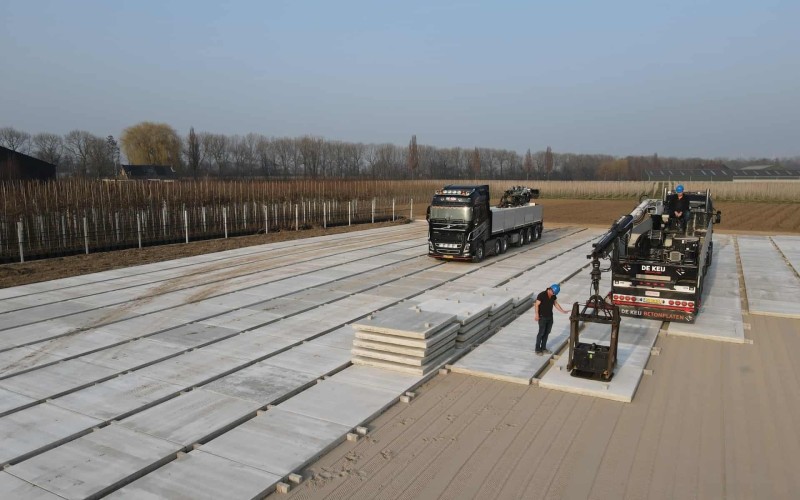 Betonplaten plaatsen | Containerveld | Pottenveld | De Keij Betonplaten