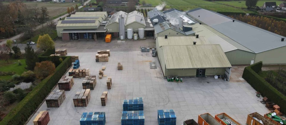 Neu planiertes Gelände mit Betonplatten